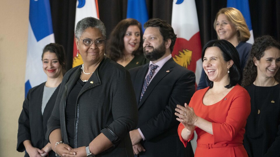 La mairesse Valérie Plante applaudit, entourée des membres du comité exécutif. À ses côtés se trouve Dominique Ollivier.