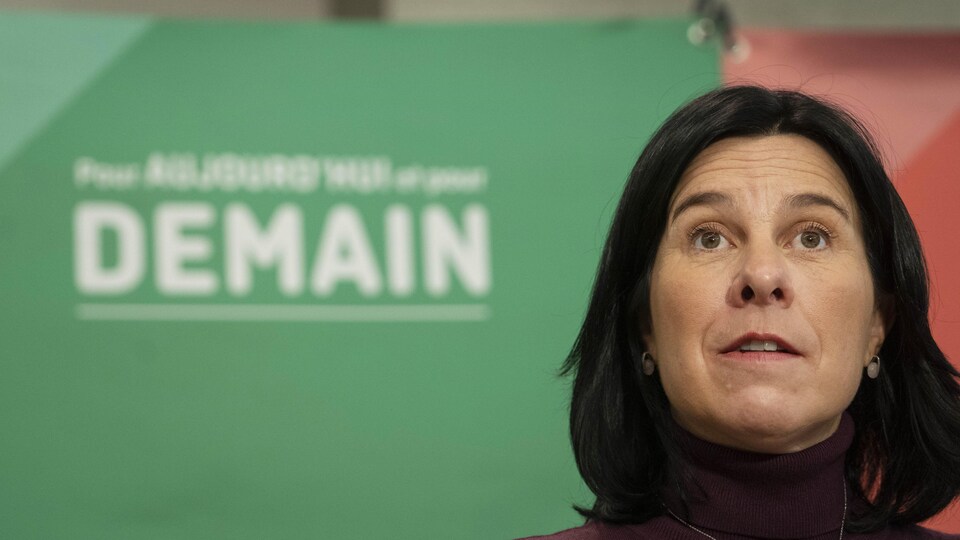 Valérie Plante en point de presse, devant une pancarte disant : « Pour aujourd'hui et pour demain ».