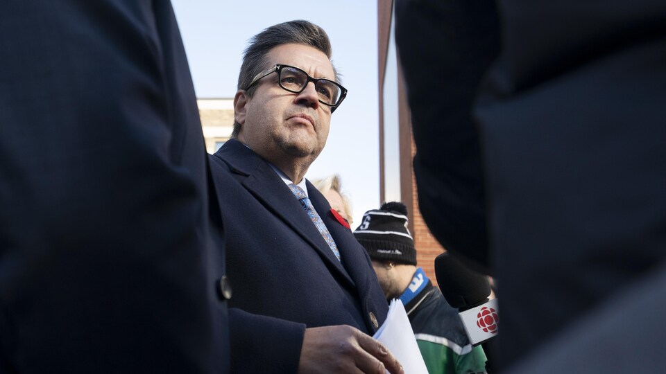 Le chef de Ensemble Montréal, Denis Coderre, répond aux questions des journalistes.