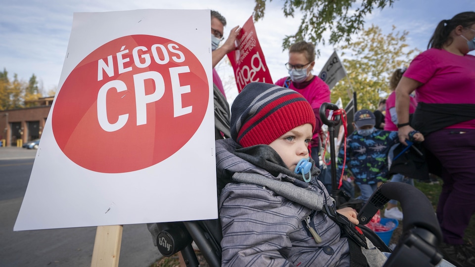 Des manifestants brandissant des pancartes, dont une où l'on peut lire : « négos CPE ».