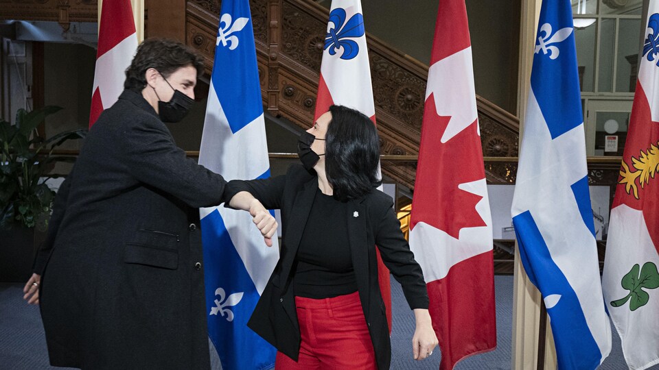Valérie Plante et Justin Trudeau se serrent le coude dans le hall de l'hôtel de ville.