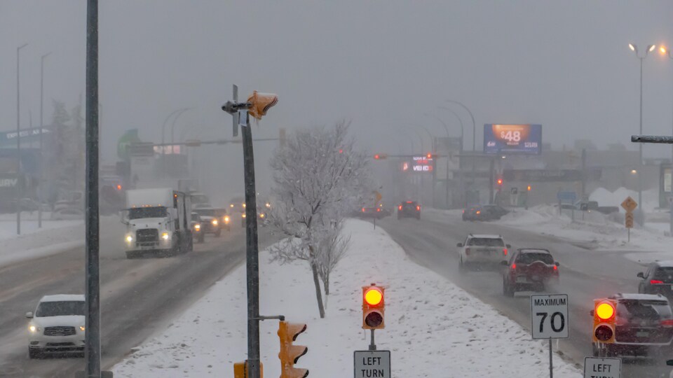 Un brouillard hivernal couvre la rue Victoria au centre-ville de Regina, en Saskatchewan, le 5 janvier 2023.