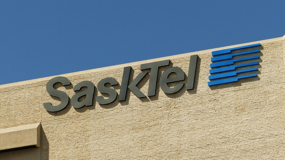 Un bout de bâtiment avec le logo de SaskTel.