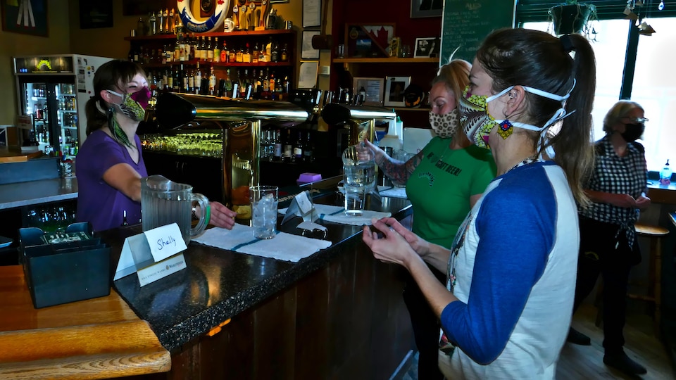 Des employés d'un bar de Regina. (archives)