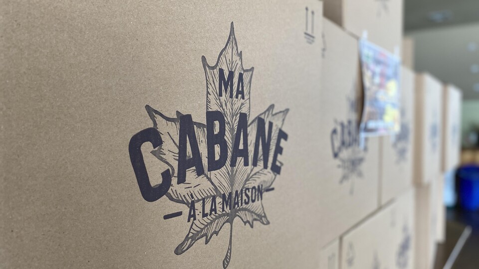 Des boîtes pour livraison de nourriture à domicile.