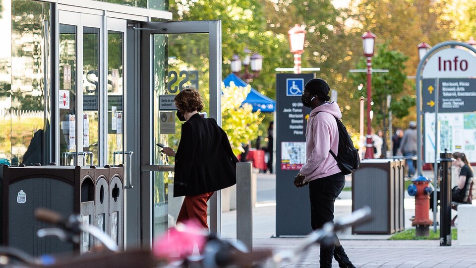 Des étudiants sur le campus de l'Université d'Ottawa