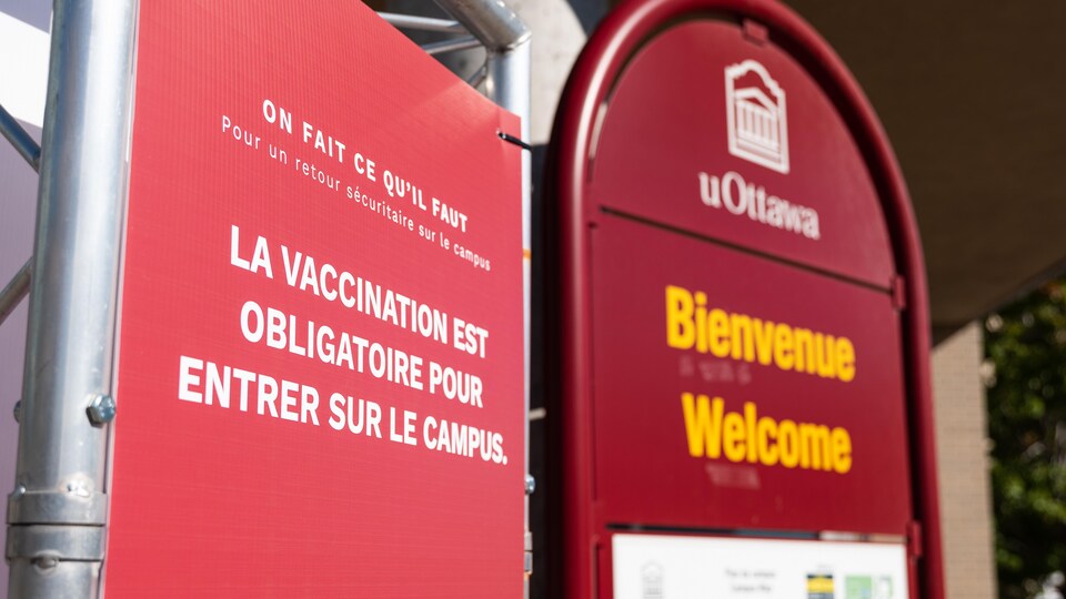 Une pancarte indiquant qu'il faut être obligatoirement vacciné pour entrer sur le campus de l'Université d'Ottawa
