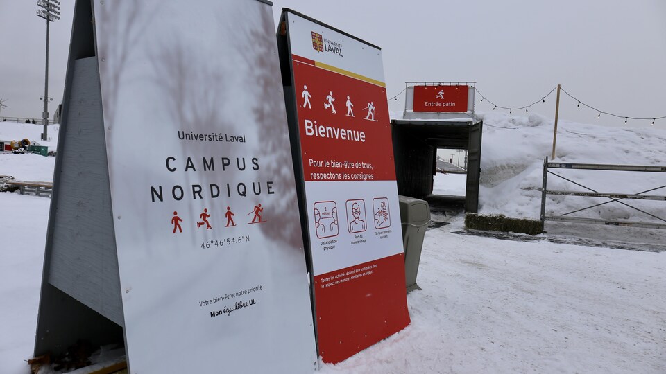 Deux pancartes annoncent le campus nordique et les règlements sanitaires en vigueur. 