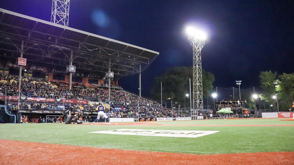 Une partie de baseball des Capitales de Québec disputée en soirée au stade Canac.