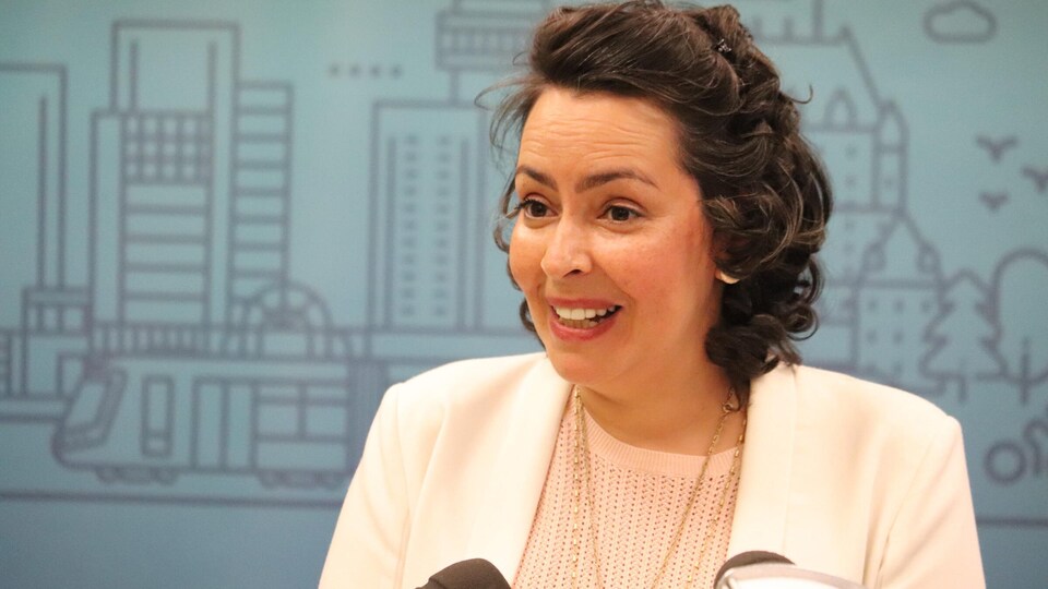 Geneviève Hamelin en conférence de presse.