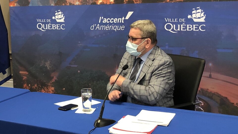 Le maire Régis Labeaume porte un masque lors d'un point de presse
