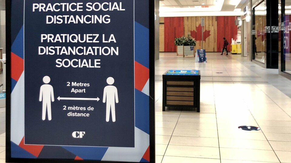 L'intérieur d'un centre commercial.