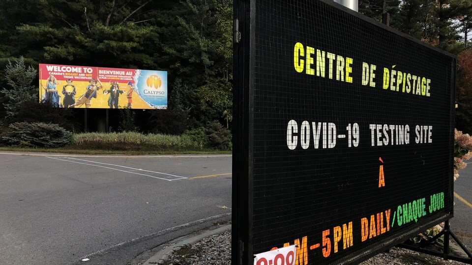 Affiche à l'entrée du parc aquatique Calypso et du centre de dépistage.