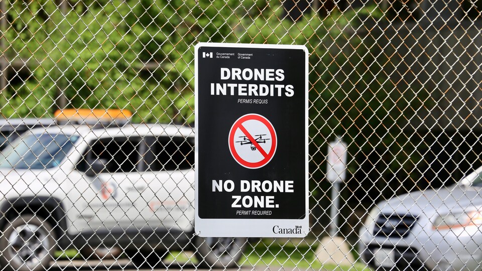 Une affiche indique qu'il est interdit de faire voler des drones à proximité.