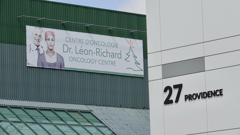 Une affiche du Centre d'oncologie Dr-Léon-Richard.