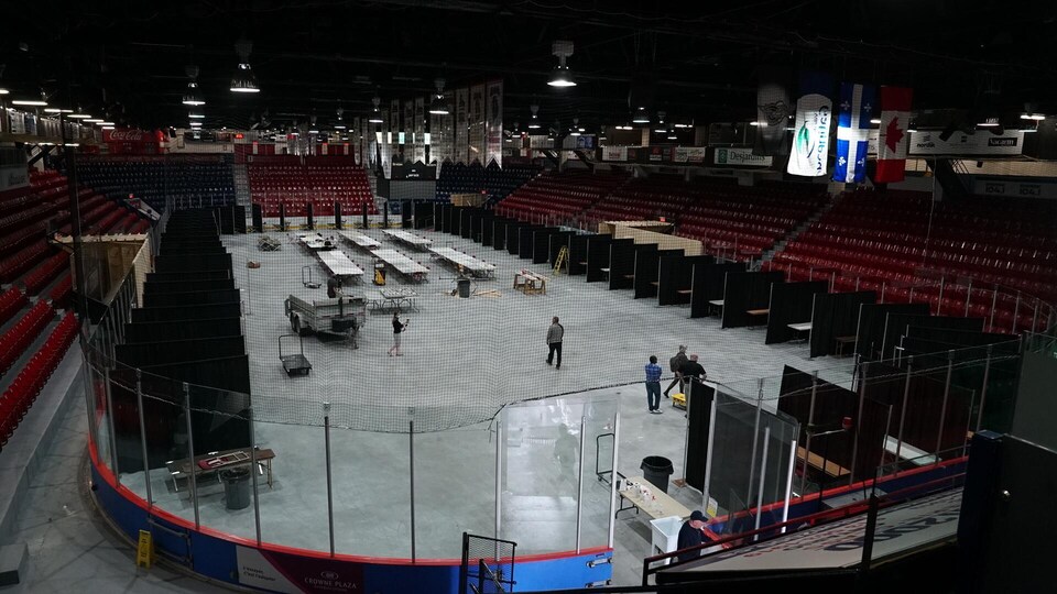 Une aréna transformée en centre d'hébergement
