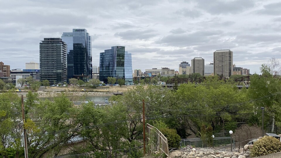 Centre ville de Saskatoon en été avec les nouveaux bâtiments à River Landing.
