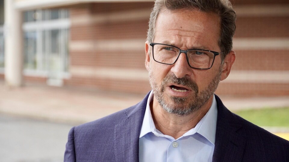 Plan rapproché sur le visage de l'homme politique.