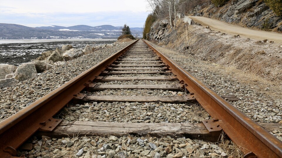 Une rail de chemin de fer.