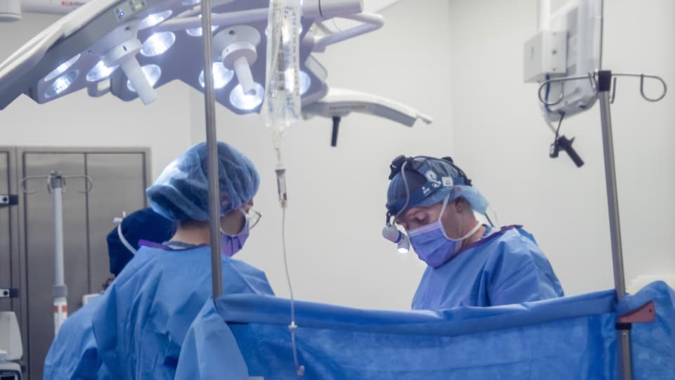 Une chirurgie en cours au Centre hospitalier universitaire Dr-Georges-L.-Dumont.