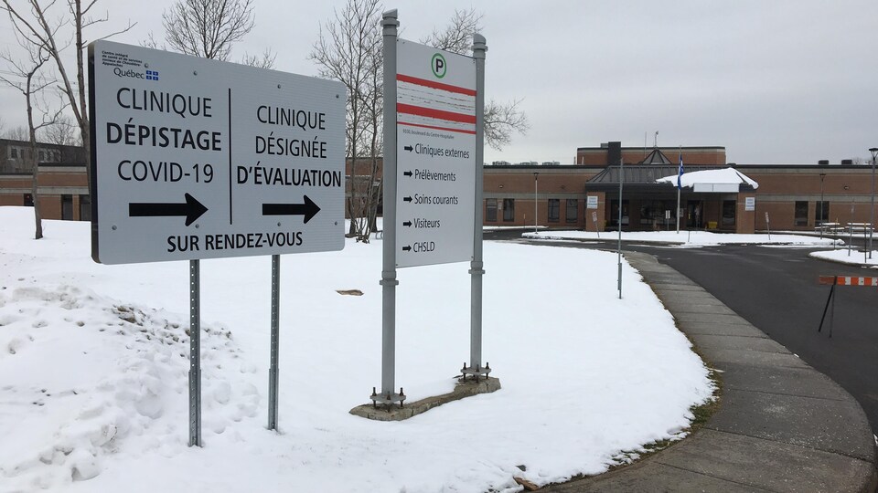 Des indications mènent à l'entrée de la clinique.