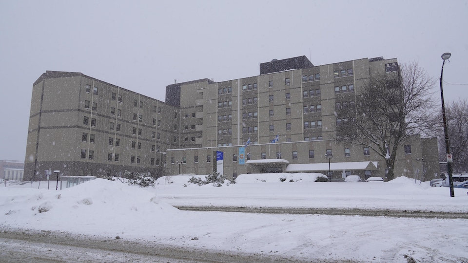 Un édifice sous la neige.