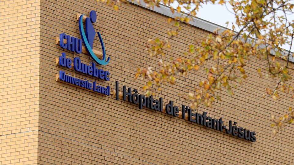 Gros plan sur une façade de l'Hôpital de l'Enfant-Jésus.