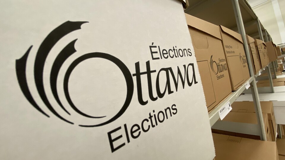 Des cartons sur lesquels est écrite la mention « Élections Ottawa ».