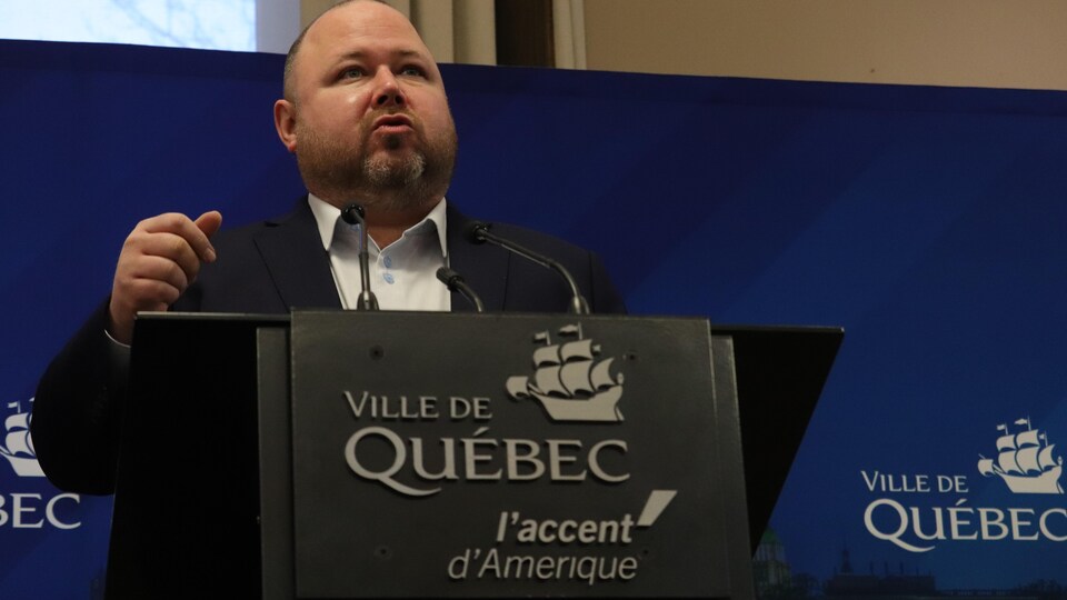 Claude Villeneuve, chef de l'opposition officielle à l'Hôtel de Ville de Québec.