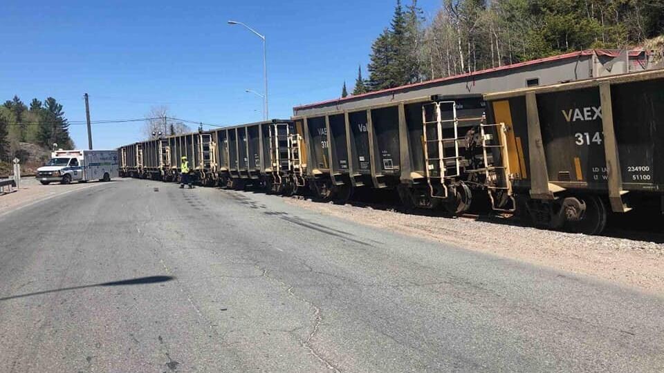 Un train bloque la route 144.