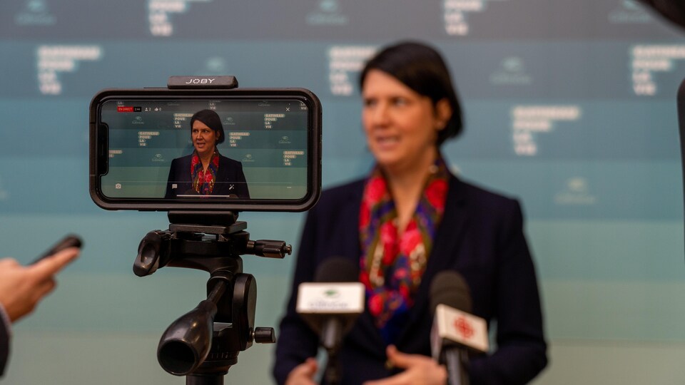 France Bélisle répond aux questions des journalistes.