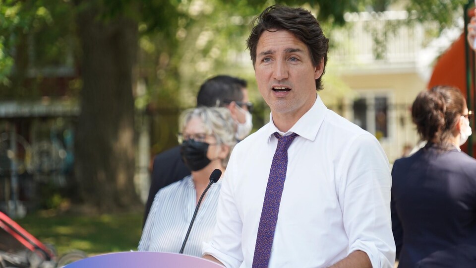 Justin Trudeau prend la parole derrière un lutrin.