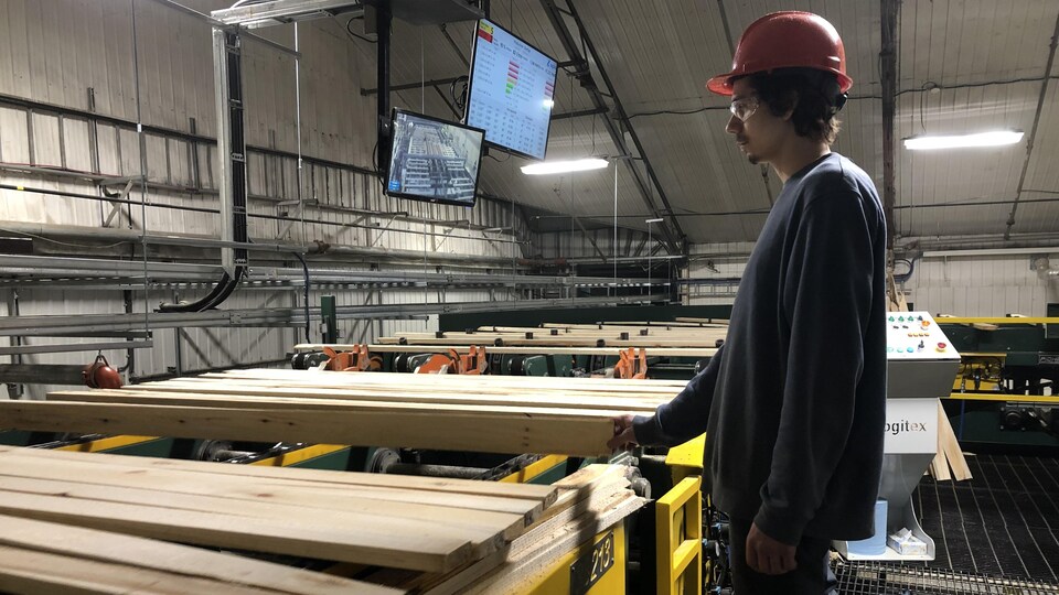 Une employé de l'usine au travail.