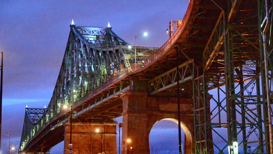 Le pont Jacques-Cartier au lever du jour.