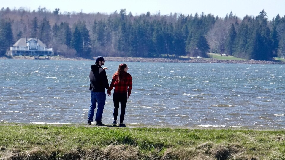 Un couple sur la côte regarde la mer