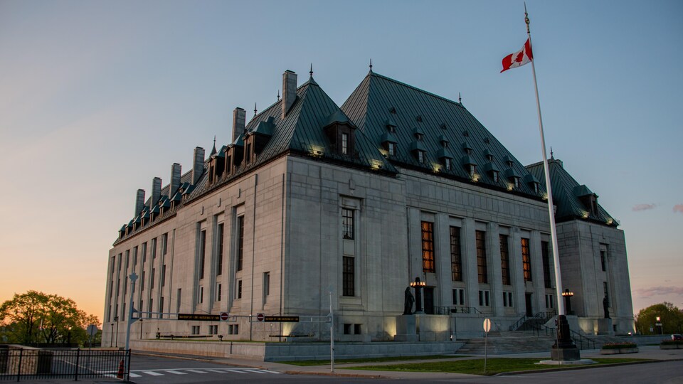 Cour suprême du Canada, images extérieures, fin de journée, printemps, journée ensoleillée.