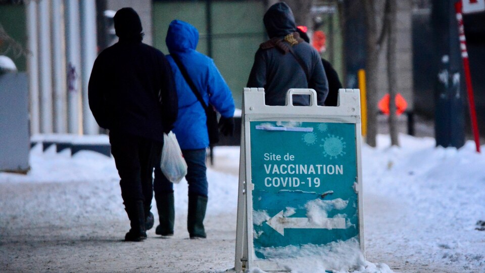 Un tableau indiquant un lieu de vaccination.