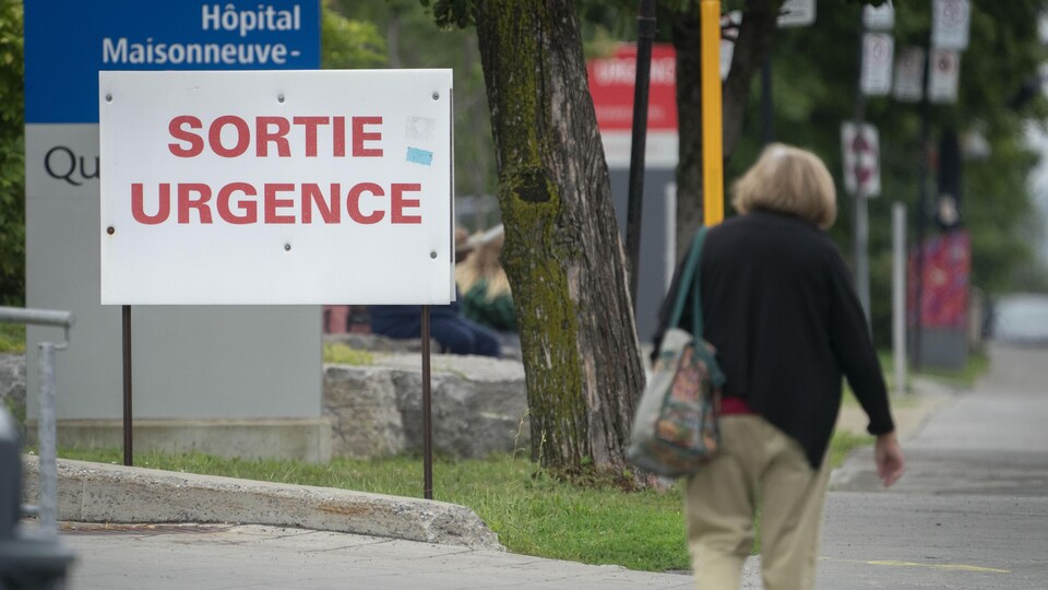 Une femme marche près d'un hôpital à Montréal.