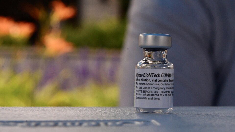 Une fiole de vaccin contre la COVID-19.