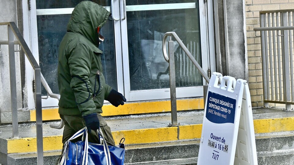 Un homme passe près d'un centre de vaccination.