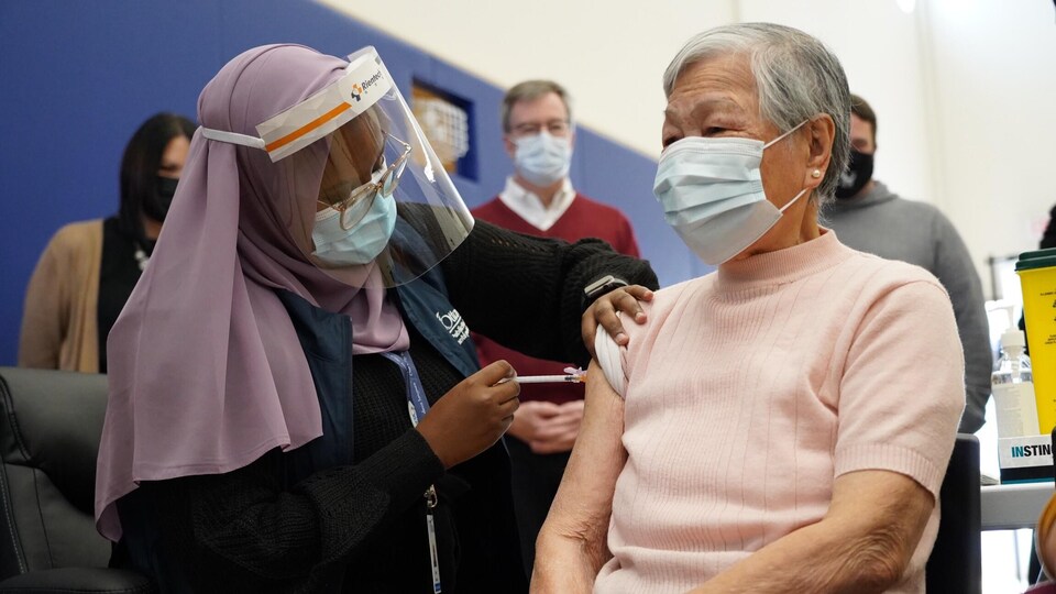 Une femme de plus de 80 ans reçoit son vaccin.