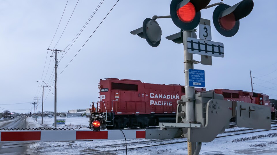 Un train du Canadien Pacifique traverse la ville de Regina en hiver.