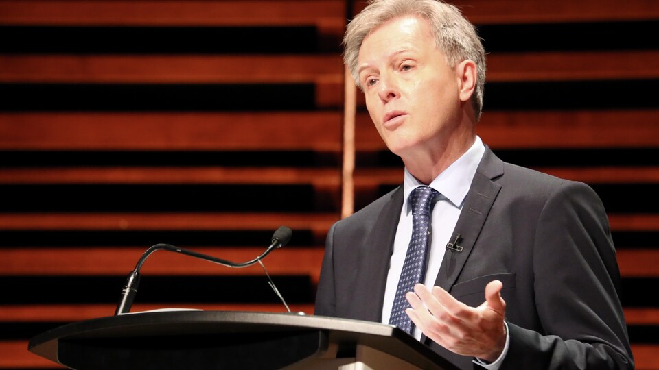 Jean Rousseau intervient lors du débat.