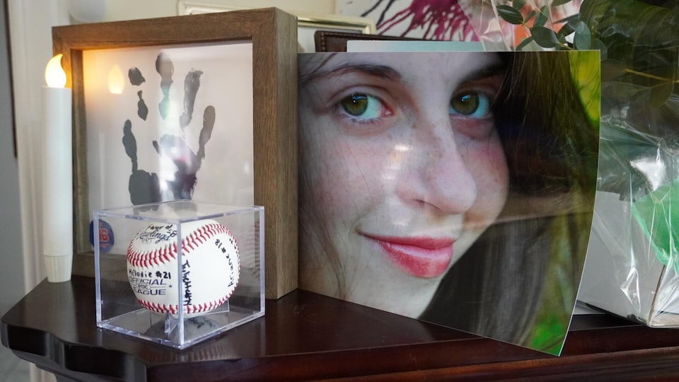 Une photo de la jeune fille et une balle de baseball