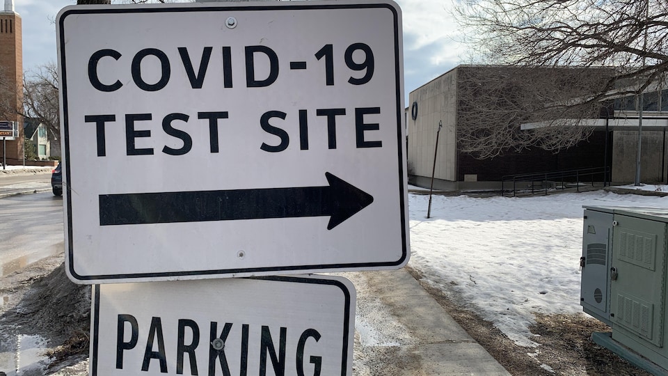 Une pancarte près du trottoir avec des informations qui indiques que c'est un centre de dépistage de la covid-19.