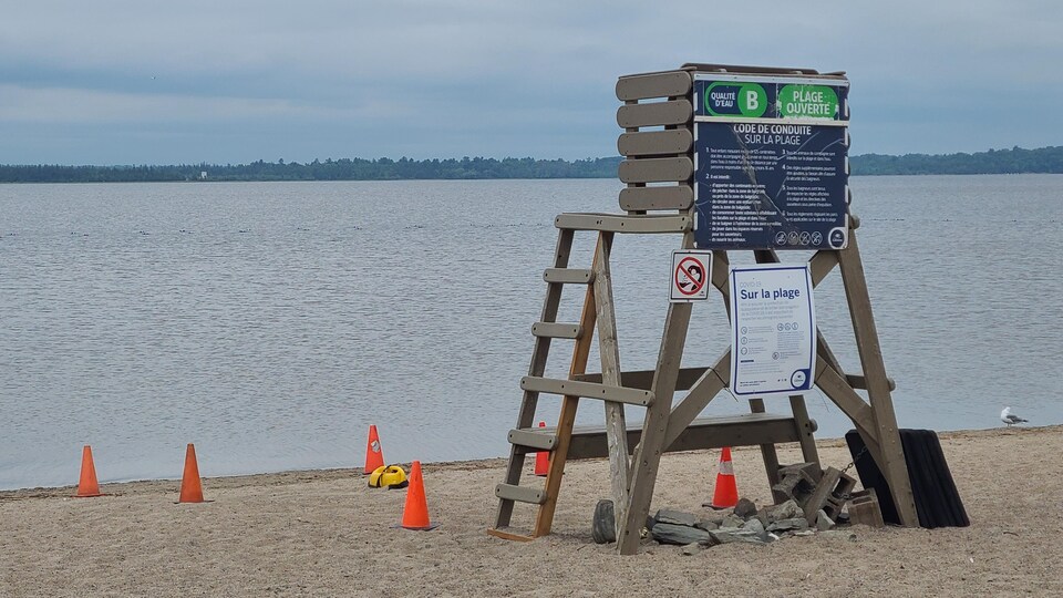 La structure où s'assoit un sauveteur pour surveiller les visiteurs de la plage.