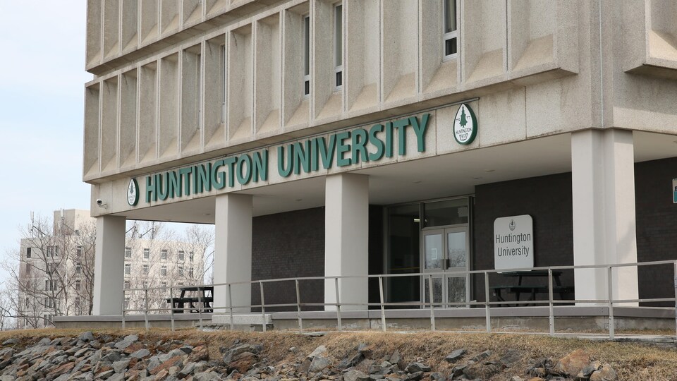 Un bâtiment gris avec le nom de l'Université Huntington.