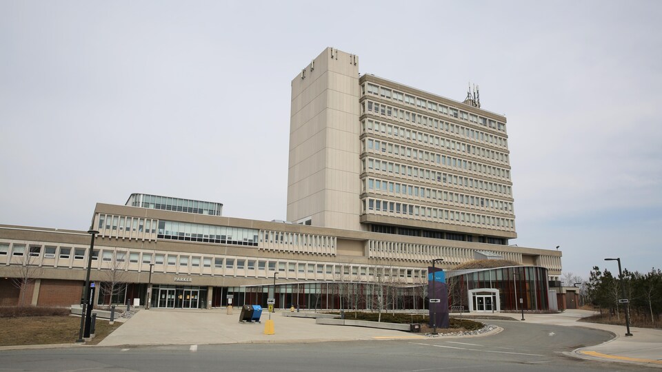 Un bâtiment gris