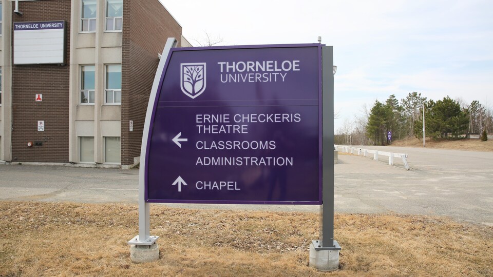 Une pancarte de l'Université Thorneloe.