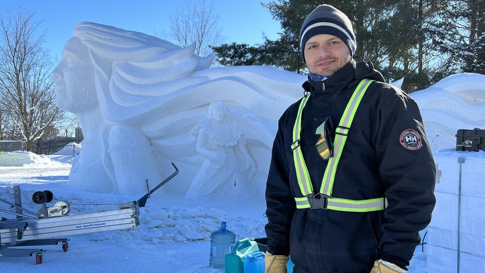 Un sculpteur photographié en hiver.